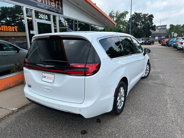 Used 2023 Chrysler Pacifica Touring FWD image 7