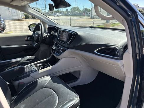 Used 2023 Chrysler Pacifica Limited FWD image 28