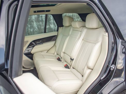 Used 2025 Land Rover Range Rover SE image 36