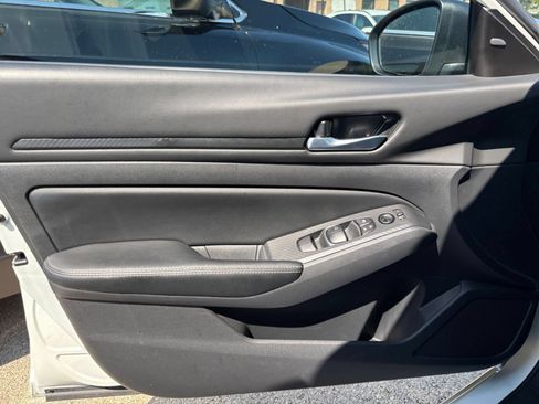 Used 2025 Nissan Altima 2.5 SV FWD image 18