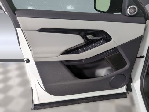 Used 2025 Land Rover Range Rover Evoque S image 11