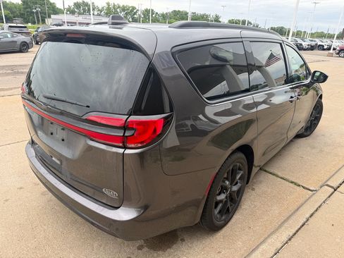 Used 2022 Chrysler Pacifica Touring-L w/ Uconnect Theater Family Group FWD image 6