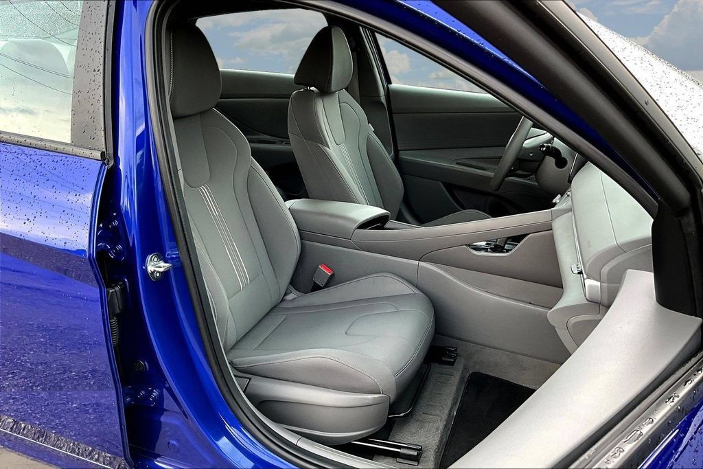 Used 2024 Hyundai Elantra Blue FWD image 31