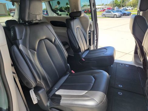 Used 2024 Chrysler Pacifica Touring-L FWD image 16
