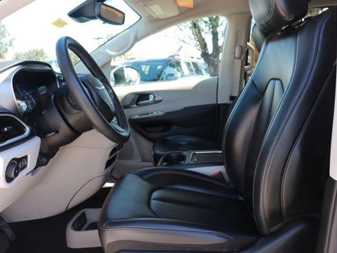 Used 2023 Chrysler Pacifica Touring-L FWD image 11