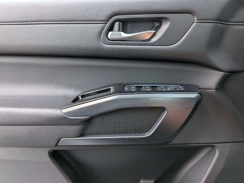 Used 2025 Nissan Pathfinder SL FWD image 28