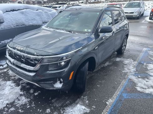 Used 2023 Kia Seltos EX image 2