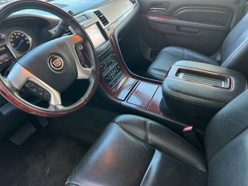 Used 2014 Cadillac Escalade Luxury image 12