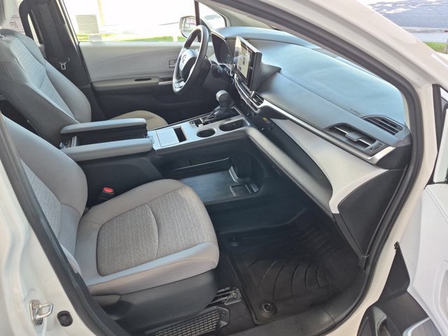 Certified 2026 Toyota Sienna LE FWD image 5