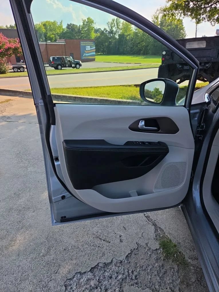Used 2021 Chrysler Voyager Lxi FWD image 9