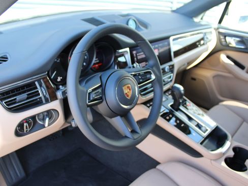 New 2026 Porsche Macan image 4
