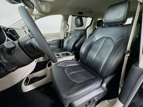 Used 2024 Chrysler Pacifica Touring-L FWD image 11