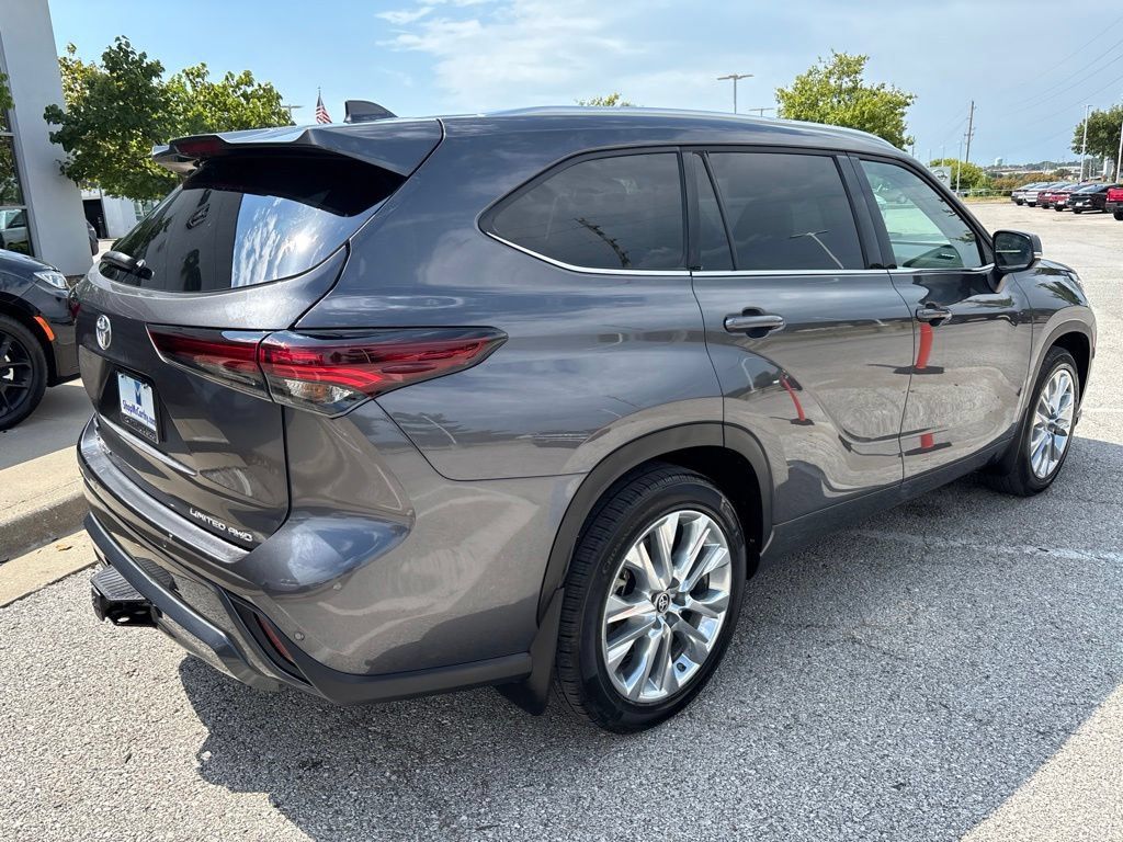 Used 2024 Toyota Highlander Limited AWD/4WD image 12