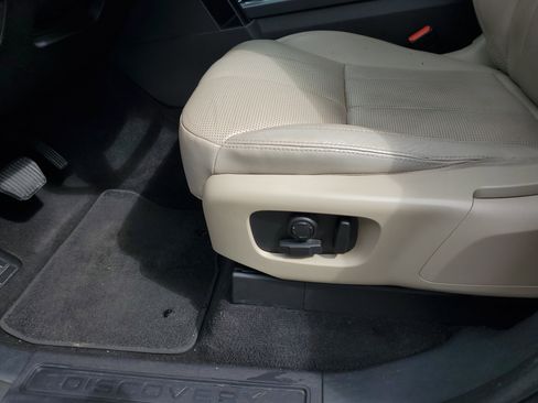 Used 2019 Land Rover Discovery SE image 15