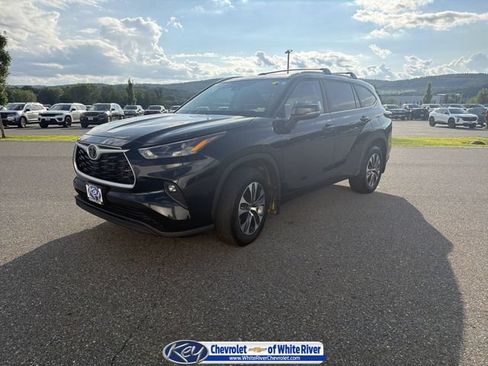 Used 2024 Toyota Highlander XLE AWD/4WD image 1
