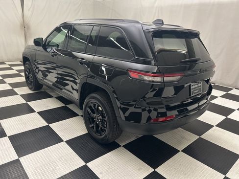 New 2025 Jeep Grand Cherokee Altitude image 5