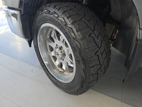 Used 2017 Nissan Titan SV image 10