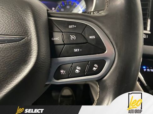 Used 2023 Chrysler Pacifica Touring-L FWD image 11