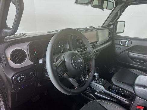 Used 2024 Jeep Wrangler Unlimited image 8