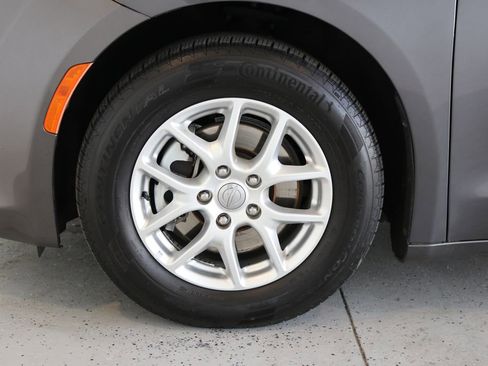 Used 2020 Chrysler Pacifica Touring-L image 33