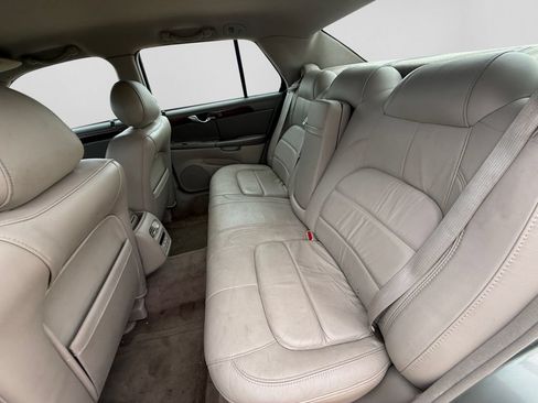 Used 2005 Cadillac De Ville FWD image 30