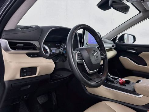 Used 2025 Toyota Highlander XLE AWD/4WD image 12
