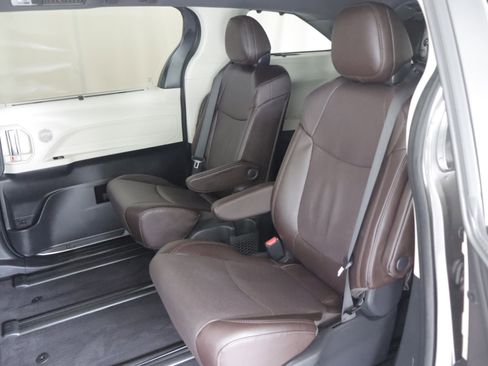 Used 2024 Toyota Sienna Platinum AWD/4WD image 11
