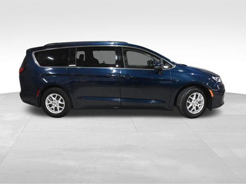 Used 2022 Chrysler Pacifica Touring-L image 3