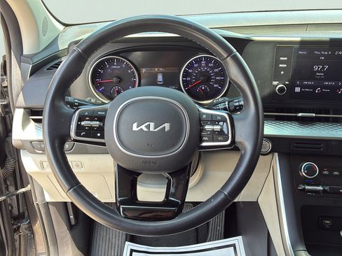 Used 2023 Kia Carnival LX FWD image 28