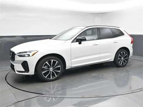 Used 2025 Volvo XC60 B5 Plus w/ Climate Package image 4