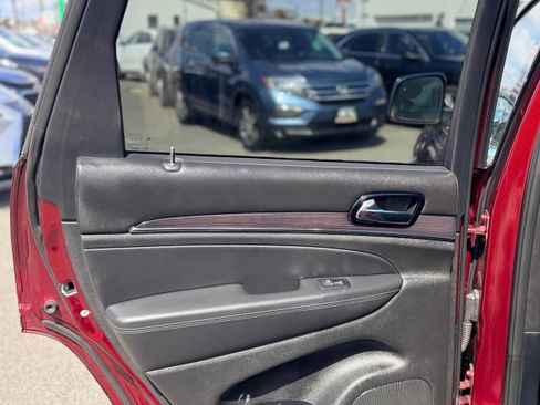 Used 2020 Jeep Grand Cherokee Overland AWD/4WD image 16