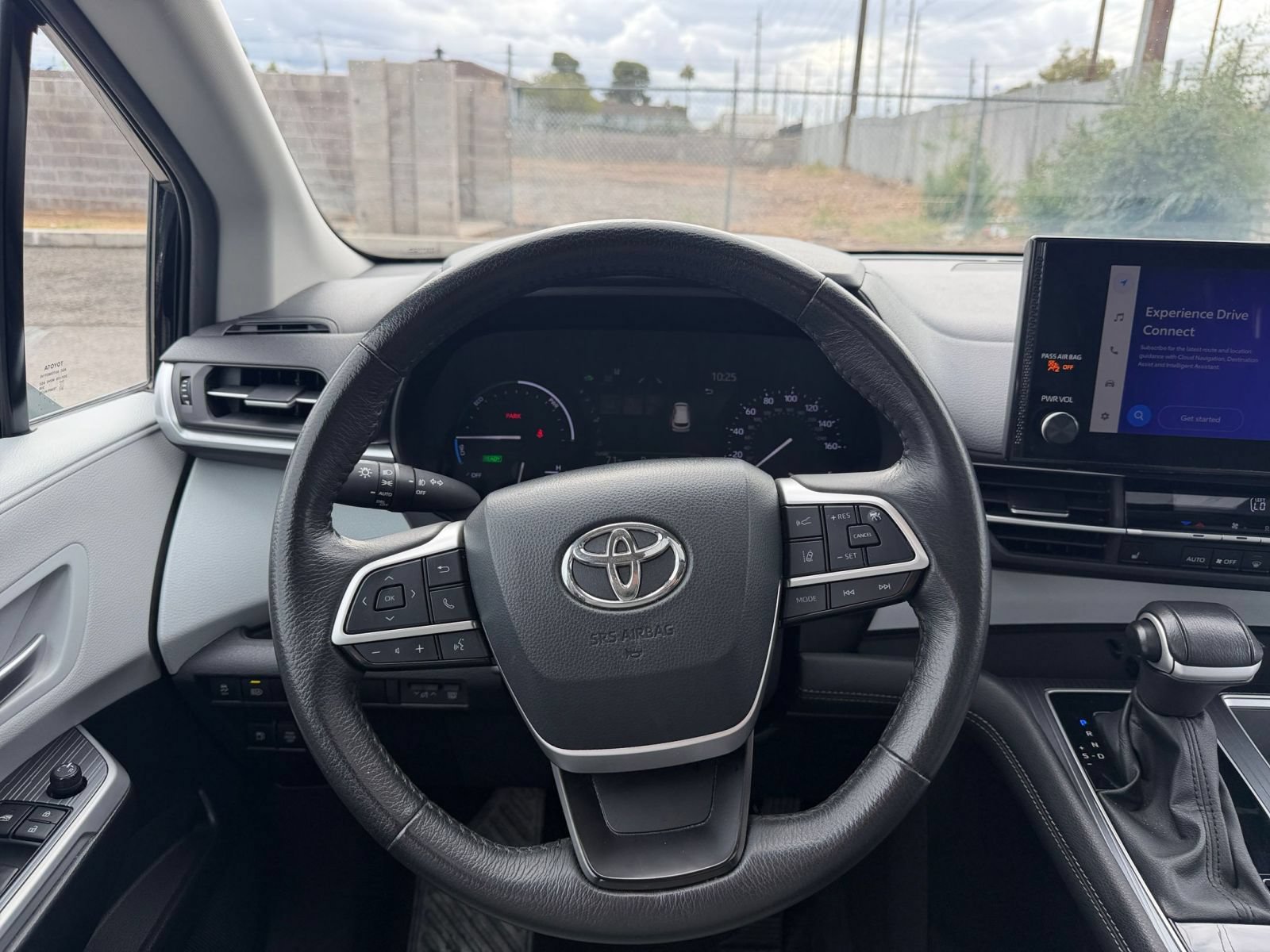 Used 2025 Toyota Sienna XLE FWD image 35
