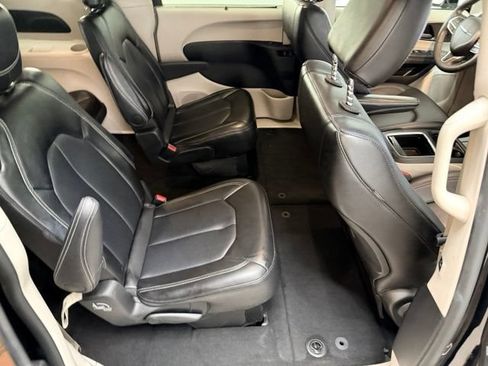 Used 2024 Chrysler Pacifica Touring-L FWD image 37