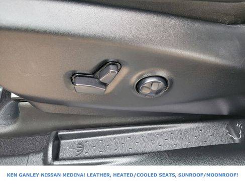 Used 2025 Chrysler Pacifica Limited image 36