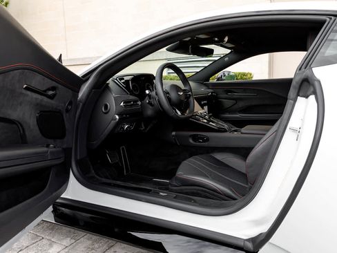 Used 2025 Aston Martin V8 Vantage Coupe image 3