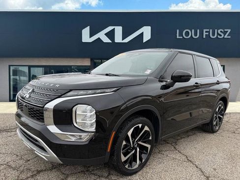 Used 2022 Mitsubishi Outlander SE image 1