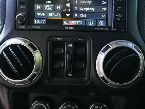 Used 2016 Jeep Wrangler Unlimited Rubicon image 38