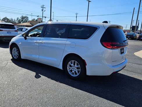 Used 2023 Chrysler Pacifica Touring-L image 10