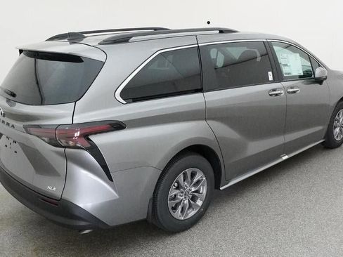 New 2026 Toyota Sienna XLE image 9
