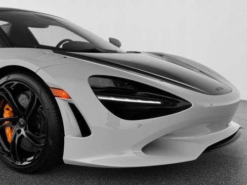 Used 2026 McLaren 750S Spider RWD image 37