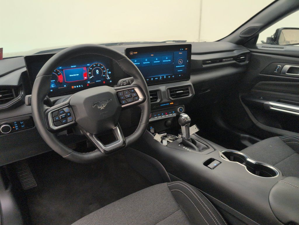 Used 2025 Ford Mustang Coupe RWD image 4