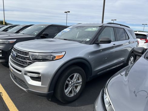 Used 2023 Ford Explorer XLT w/ Equipment Group 202A image 9