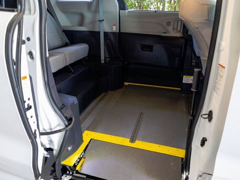 Used 2022 Toyota Sienna LE image 14