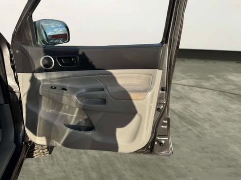 Used 2011 Toyota Tacoma 4x4 Access Cab V6 w/ TRD Sport Pkg image 15