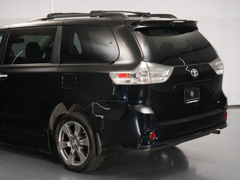 Used 2020 Toyota Sienna SE FWD image 24