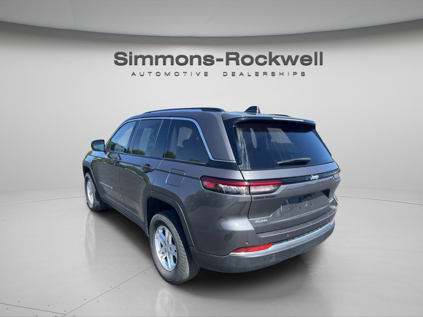 Used 2022 Jeep Grand Cherokee Laredo w/ Luxury Tech Group I AWD/4WD image 3