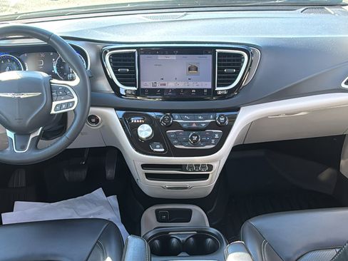 Used 2023 Chrysler Pacifica Touring-L image 18