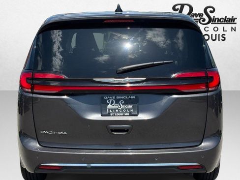 Used 2023 Chrysler Pacifica Touring-L FWD image 4