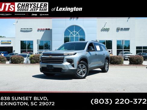 Used 2024 Chevrolet Traverse LT FWD image 1