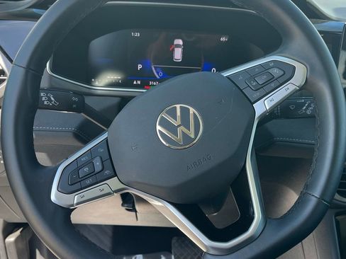 Certified 2025 Volkswagen Taos SE FWD image 8